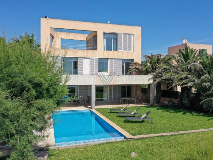 Port Nou, villa en primera línea de playa