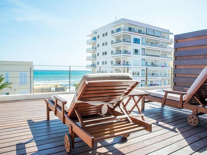 Peral de Son Baulo, holiday villa with sea views.