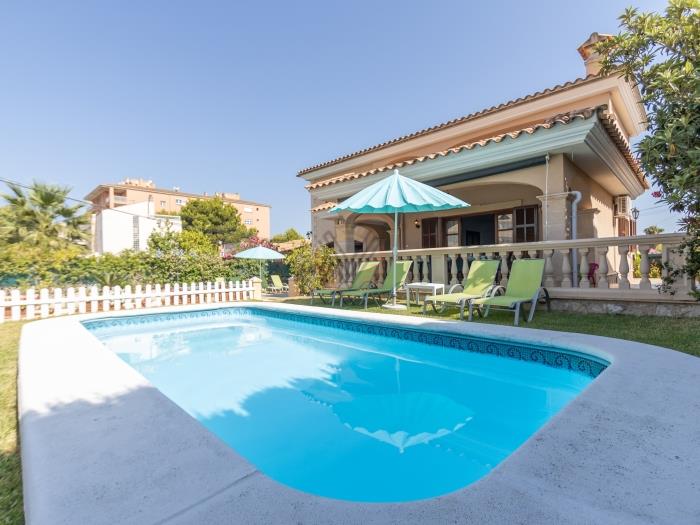 Villa Llac Blau, con piscina privada, situada en Puerto de Alcudia