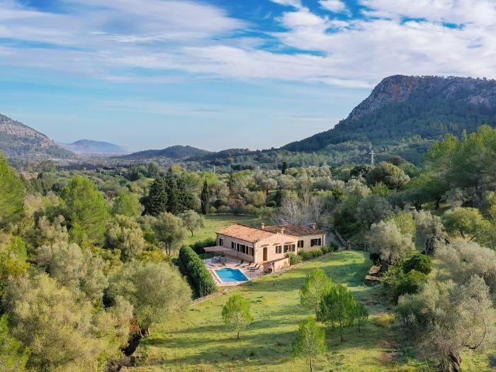 Can Bosch, rodeada de montañas con piscina privada